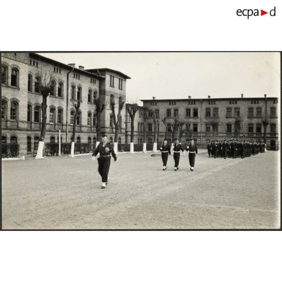 Prise d'armes au quartier Rabier à Sarrebourg à l'occasion de la prise de commandement du colonel Kaysen, commandant le centre d'instruction du 37e régiment d'infanterie (CI/37e RI).