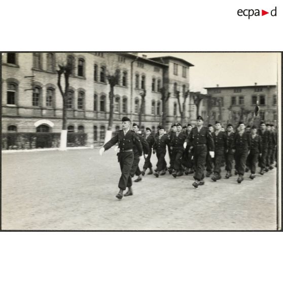 Prise d'armes au quartier Rabier à Sarrebourg à l'occasion de la prise de commandement du colonel Kaysen, commandant le centre d'instruction du 37e régiment d'infanterie (CI/37e RI).