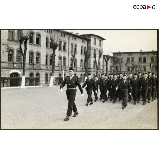 Prise d'armes au quartier Rabier à Sarrebourg à l'occasion de la prise de commandement du colonel Kaysen, commandant le centre d'instruction du 37e régiment d'infanterie (CI/37e RI).