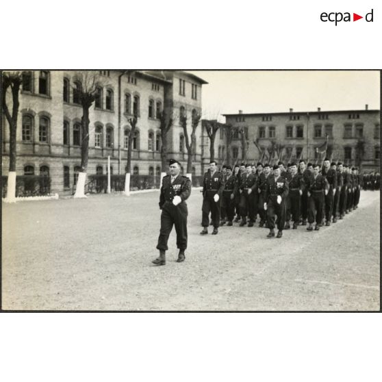 Prise d'armes au quartier Rabier à Sarrebourg à l'occasion de la prise de commandement du colonel Kaysen, commandant le centre d'instruction du 37e régiment d'infanterie (CI/37e RI).