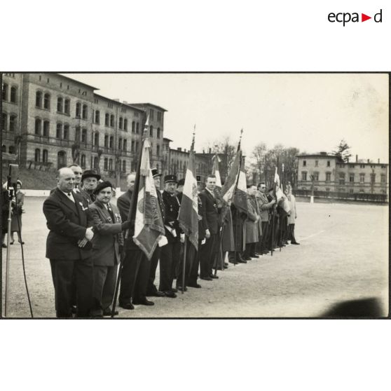 Prise d'armes au quartier Rabier à Sarrebourg à l'occasion de la prise de commandement du colonel Kaysen, commandant le centre d'instruction du 37e régiment d'infanterie (CI/37e RI).