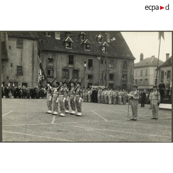 Prise d'armes lors de la fête du centre d'instruction 37 (CI/37e RI) à Sarrebourg.