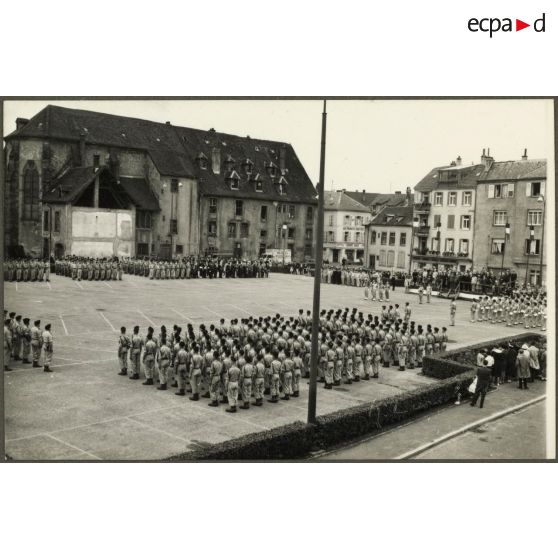 Prise d'armes lors de la fête du centre d'instruction 37 (CI/37e RI) à Sarrebourg.