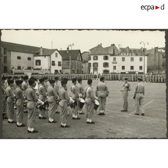 Prise d'armes lors de la fête du centre d'instruction 37 (CI/37e RI) à Sarrebourg.