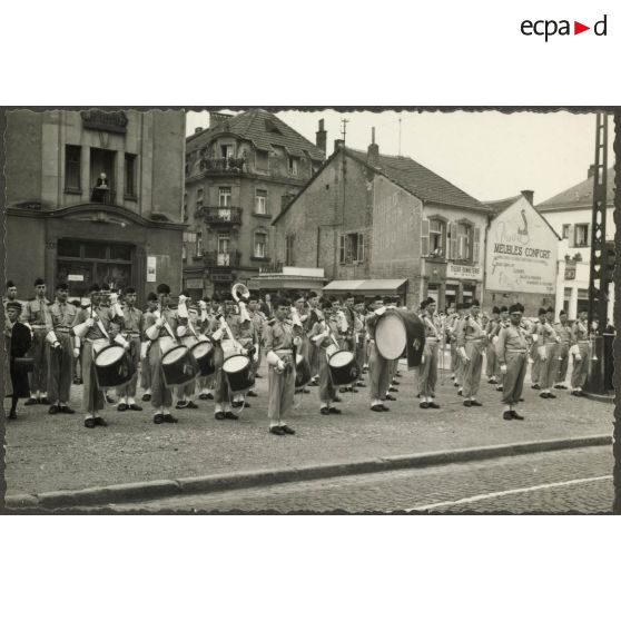 Prise d'armes lors de la fête du centre d'instruction 37 (CI/37e RI) à Sarrebourg.