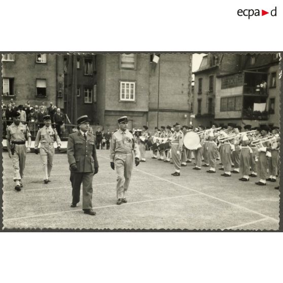 Revue des troupes lors de la fête du centre d'instruction 37 (CI/37e RI) à Sarrebourg.