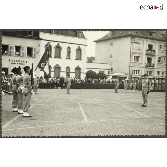 Revue des troupes lors de la fête du centre d'instruction 37 (CI/37e RI) à Sarrebourg.