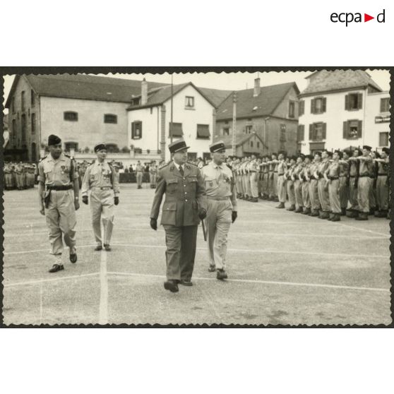 Revue des troupes lors de la fête du centre d'instruction 37 (CI/37e RI) à Sarrebourg.