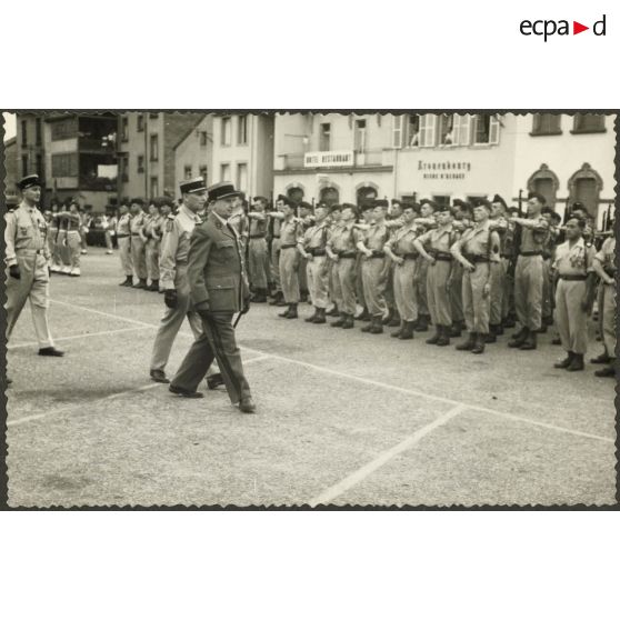 Revue des troupes lors de la fête du centre d'instruction 37 (CI/37e RI) à Sarrebourg.