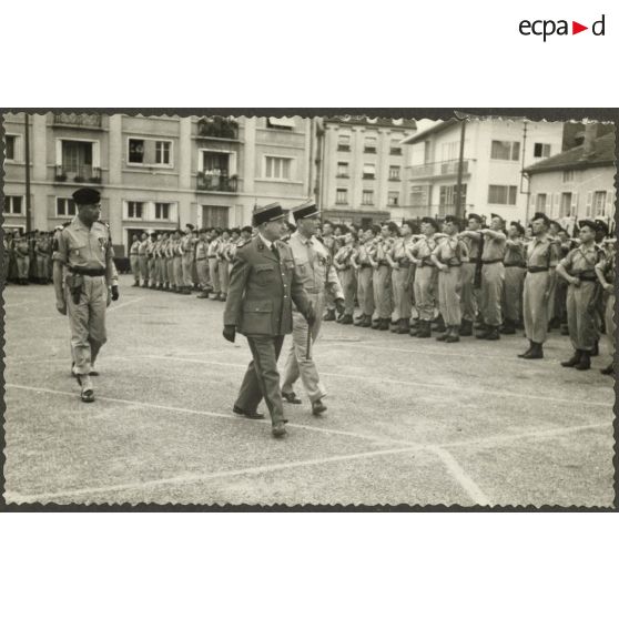 Revue des troupes lors de la fête du centre d'instruction 37 (CI/37e RI) à Sarrebourg.