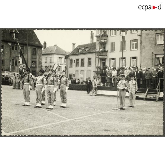 Prise d'armes lors de la fête du centre d'instruction 37 (CI/37e RI) à Sarrebourg.