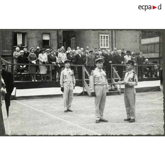 Remise de décorations lors de la prise d'armes lors de la fête du centre d'instruction 37 (CI/37e RI) à Sarrebourg.