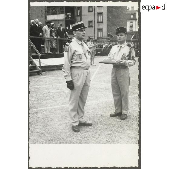 Remise de décorations lors de la prise d'armes lors de la fête du centre d'instruction 37 (CI/37e RI) à Sarrebourg.
