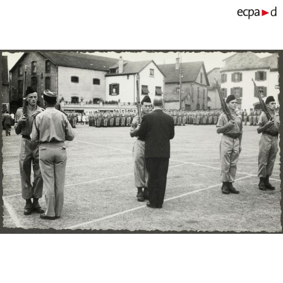 Remise de décorations lors de la prise d'armes lors de la fête du centre d'instruction 37 (CI/37e RI) à Sarrebourg.