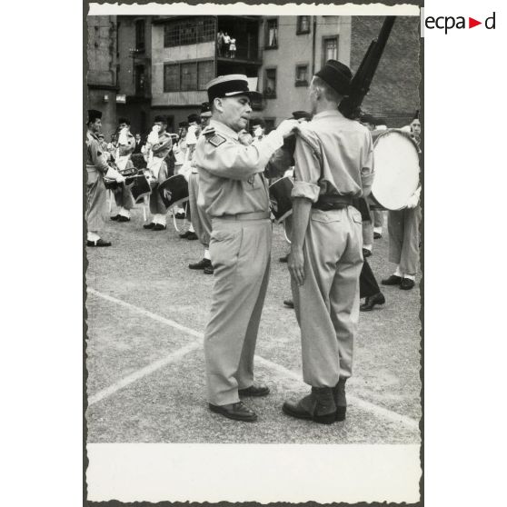 Remise de décorations lors de la prise d'armes lors de la fête du centre d'instruction 37 (CI/37e RI) à Sarrebourg.