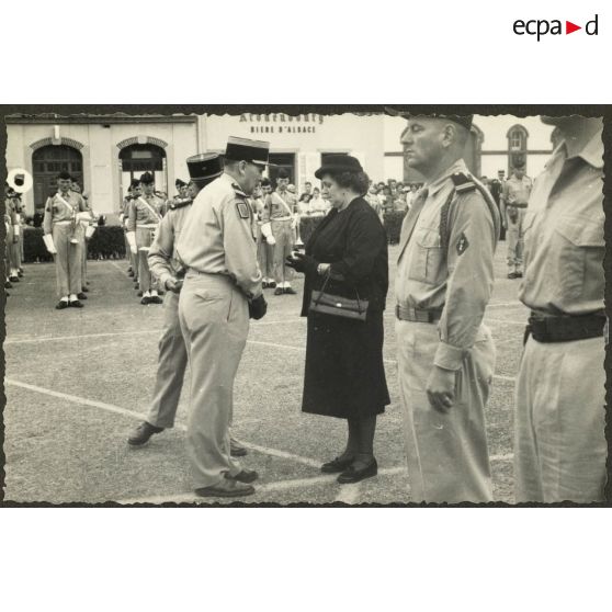 Remise de décorations lors de la prise d'armes lors de la fête du centre d'instruction 37 (CI/37e RI) à Sarrebourg.