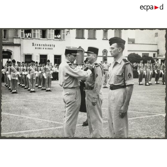Remise de décorations lors de la prise d'armes lors de la fête du centre d'instruction 37 (CI/37e RI) à Sarrebourg.