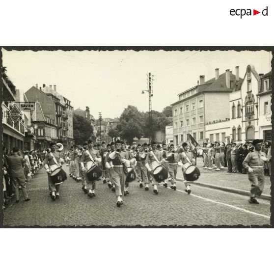 Défilé du 37e RI dans les rues de Sarrebourg.