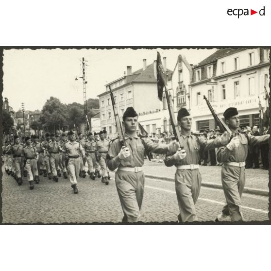 Défilé du 37e RI dans les rues de Sarrebourg.