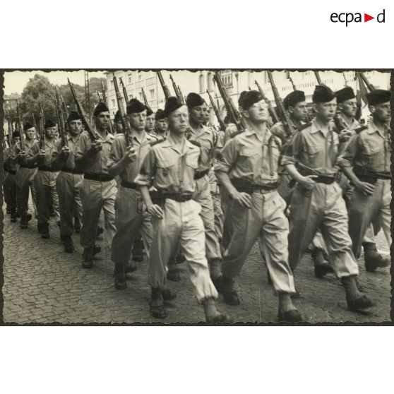 Défilé du 37e RI dans les rues de Sarrebourg.