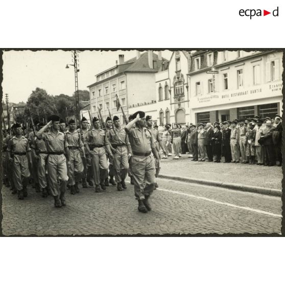 Défilé du 37e RI dans les rues de Sarrebourg.