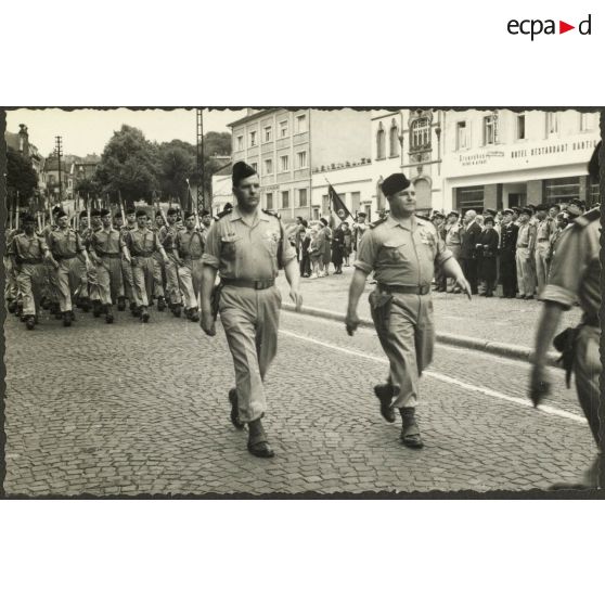 Défilé du 37e RI dans les rues de Sarrebourg.
