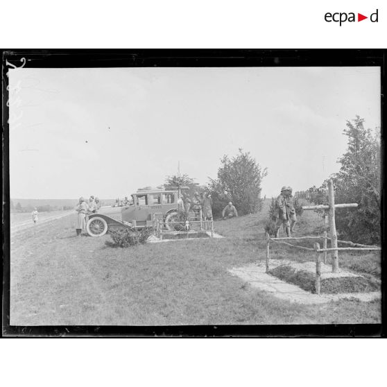 Fère-Champenoise (Marne). Cérémonie commémorative de la bataille de la Marne. Le coin des automobiles. [légende d'origine]