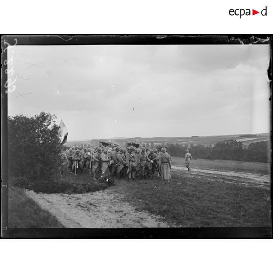 Fère-Champenoise (Marne). Cérémonie commémorative de la bataille de la Marne. Arrivée de la musique militaire. [légende d'origine]
