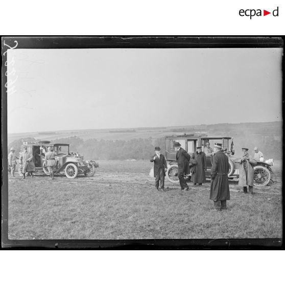 Fère-Champenoise (Marne). Cérémonie commémorative de la bataille de la Marne. Arrivée de M.M. Poincaré et Ribot. [légende d'origine]