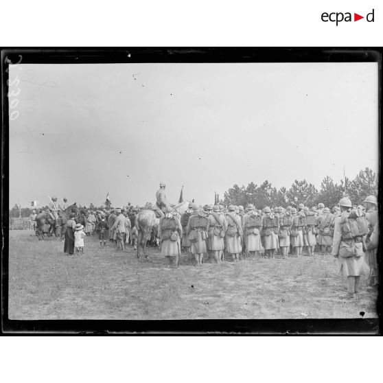 Fère-Champenoise (Marne). Cérémonie commémorative de la bataille de la Marne. Les troupes. [légende d'origine]