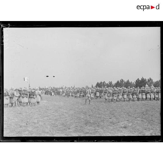 Fère-Champenoise (Marne). Cérémonie commémorative de la bataille de la Marne. Les troupes. [légende d'origine]