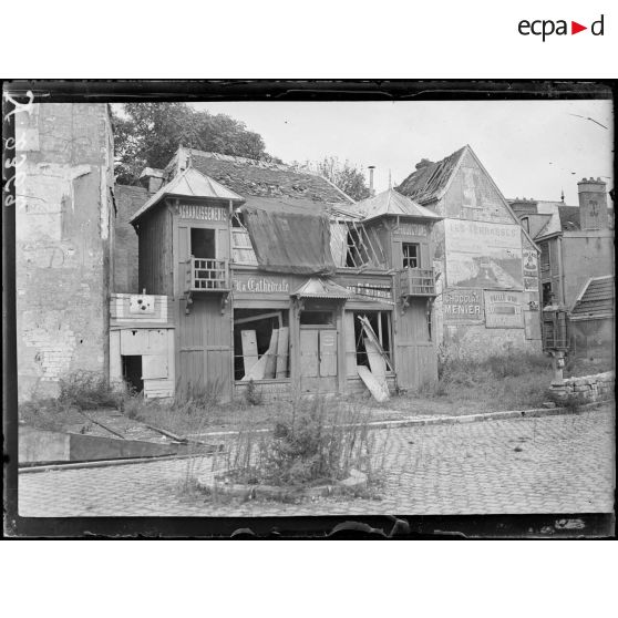 Reims (Marne). Un coin de la place du parvis Notre Dame. [légende d’origine]