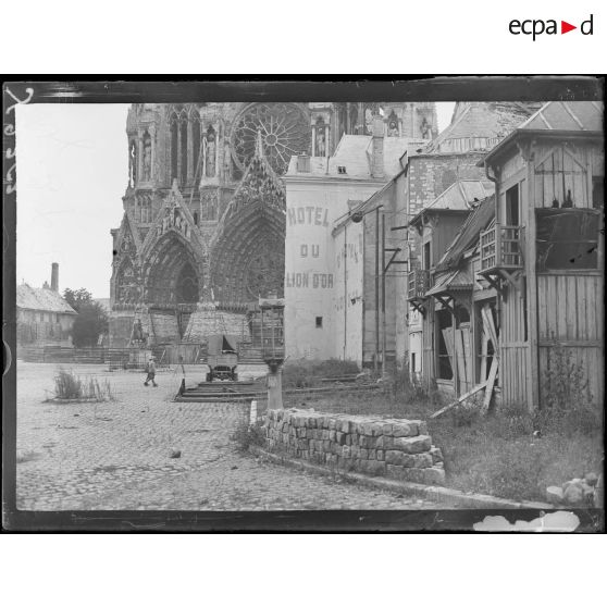 [Reims (Marne). Place du parvis Notre Dame.]