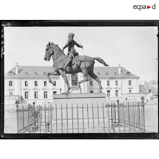 [Reims (Marne). La statue de Jeanne d'Arc.]