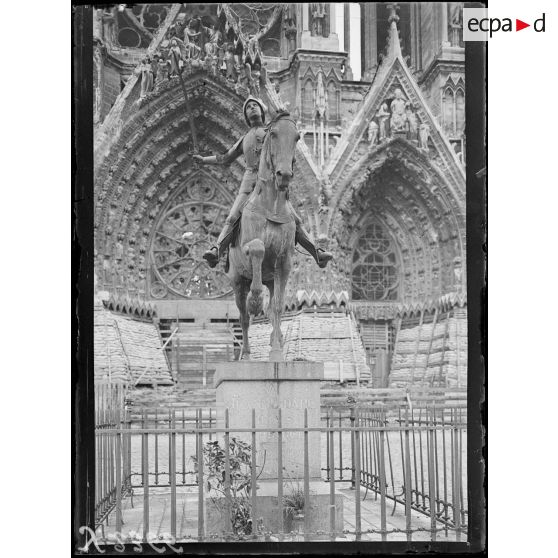 Reims (Marne). La statue de Jeanne d’Arc. [légende d’origine]