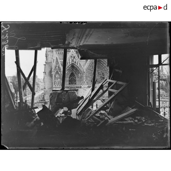 [Reims (Marne). Intérieur d'un bâtiment détruit, en face de la cathédrale.]