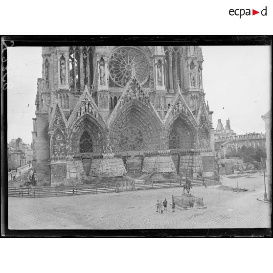 Reims (Marne). La cathédrale. Portail de la façade principale. [légende d’origine]