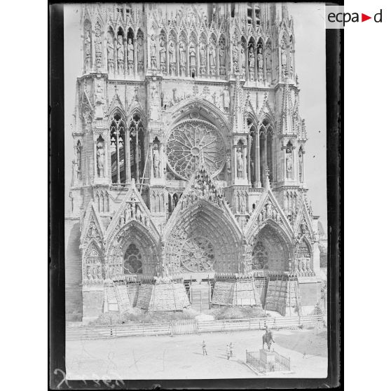 Reims (Marne). La cathédrale. Portail de la façade principale. [légende d’origine]
