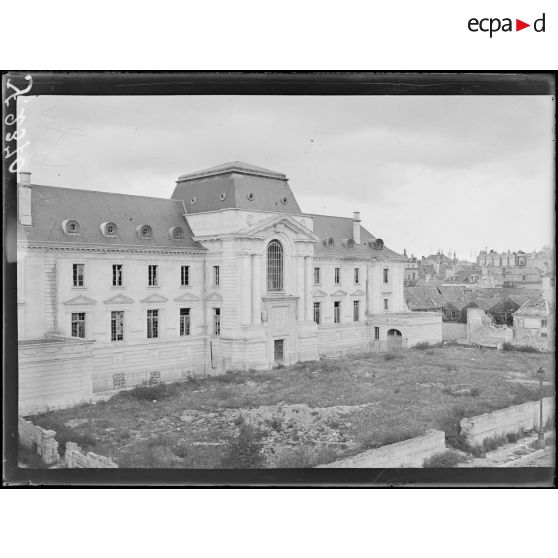Reims (Marne). Vue d’ensemble de la place du Parvis Notre-Dame. [légende d’origine]