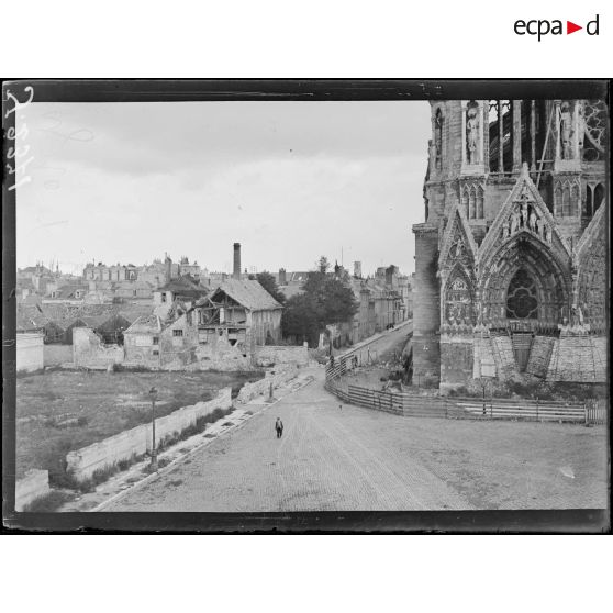 Reims (Marne). Vue d’ensemble de la place du Parvis Notre-Dame. [légende d’origine]