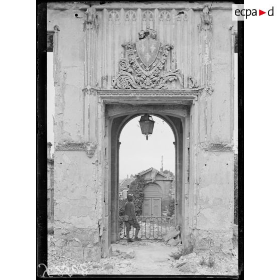 Reims (Marne). Ancien archevêché. Porte de la salle des Rois. [légende d’origine]