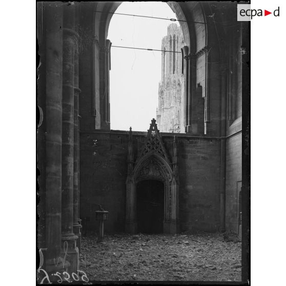 Reims (Marne). La cathédrale. Fonds baptismaux. [légende d’origine]