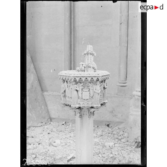 Reims (Marne). La cathédrale. Fonds baptismaux. [légende d'origine]