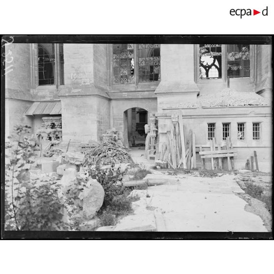 Reims (Marne). La cathédrale. Extérieur, côte de l’archevêché. [légende d’origine]