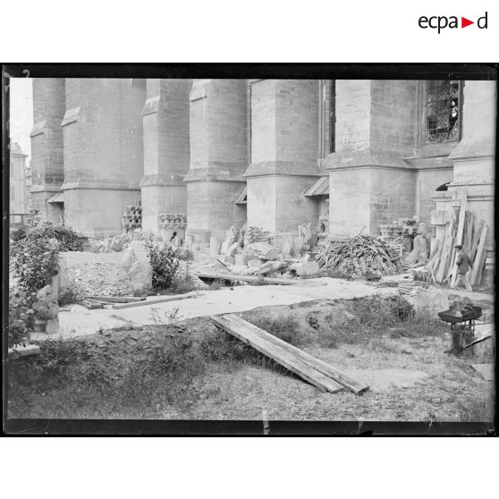 Reims (Marne). La cathédrale. Extérieur, côte de l’archevêché, débris de sculptures. [légende d’origine]
