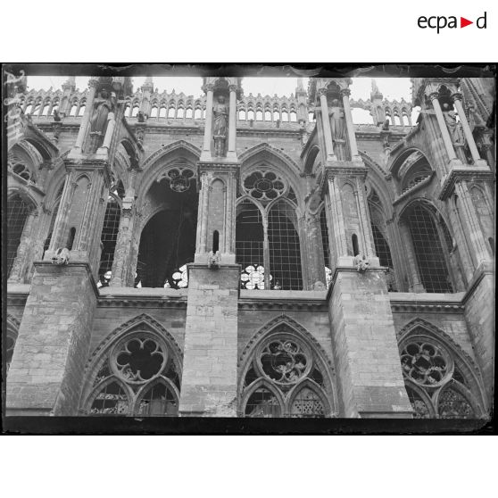 Reims (Marne). La cathédrale. Façade latérale. [légende d’origine]