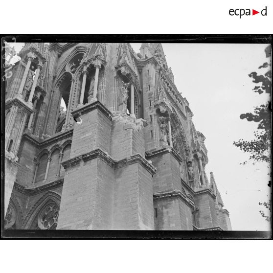 Reims (Marne). La cathédrale. Une brèche. [légende d’origine]