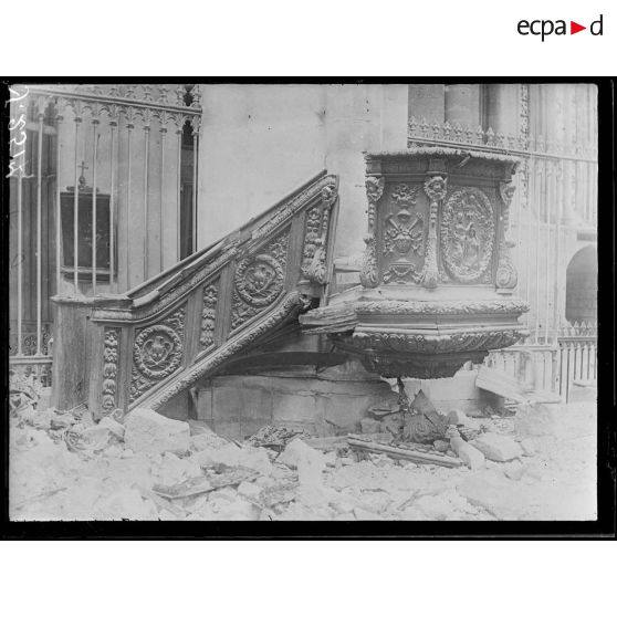 Reims (Marne). La cathédrale. La chaire. [légende d'origine]