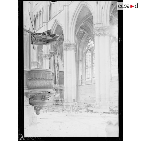 Reims (Marne). La cathédrale. La chaire et l’orgue. [légende d’origine]