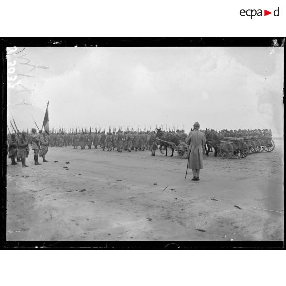 Malo-les-Bains (Nord). Le 413ème d’infanterie qui a repris Locre au repos. Le régiment défile devant le drapeau. [légende d’origine]